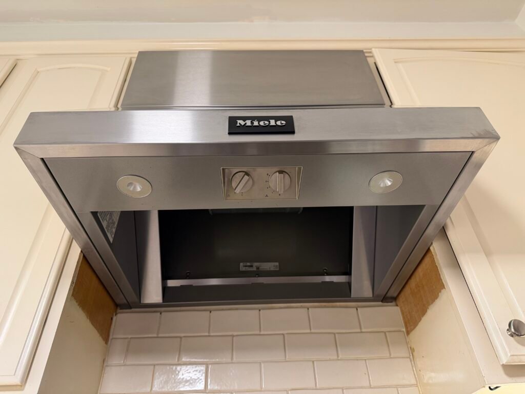 Miele 30-inch stainless steel range hood, 950 CFM ventilation capacity